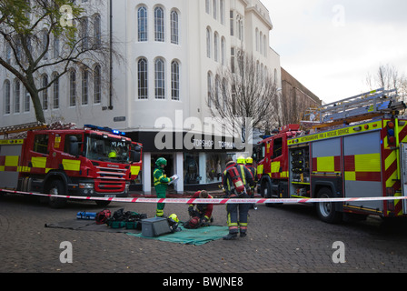 Nottinghamshire Feuerwehr und Rettungsdienste, die Teilnahme an einem Feuer in einem Gebäude im Zentrum von Nottingham. Stockfoto