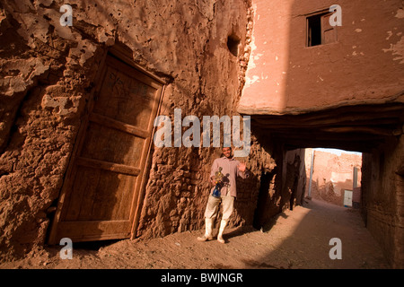 Ägyptische Jüngling mit Wasserpfeife, alte Stadt von Mut, Oase Dakhla, Ägypten Stockfoto