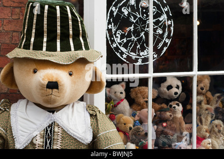 Teddybär in Shakesperian Kostüm außerhalb ein Spielzeugladen in Stratford on Avon Stockfoto