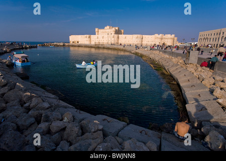 Die Corniche und Fort QaitBey, erbaut auf dem Gelände des historischen Leuchtturms, Alexandria, Ägypten Stockfoto