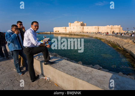 Die Corniche und Fort QaitBey, erbaut auf dem Gelände des historischen Leuchtturms, Alexandria, Ägypten Stockfoto