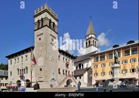 Platz mit der Statue des Malers Tizian / Tiziano Vecelli / Tiziano Vecellio in Pieve di Cadore, Dolomiten, Italien Stockfoto