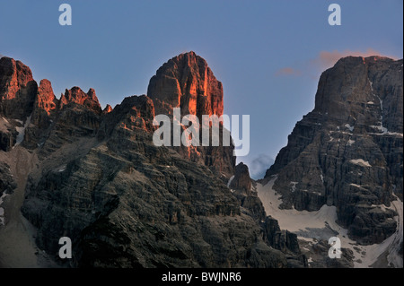 Alpenglühen bei Sonnenuntergang über den Berg Monte Cristallo in den Dolomiten, Italien Stockfoto