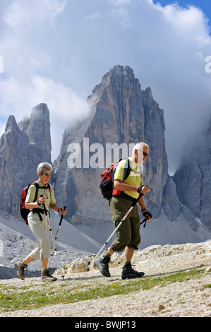 Paar ältere Bergwanderer vor die erodierte Gipfel der Tre Cime di Lavaredo / Drei Zinnen, Dolomiten, Italien Stockfoto