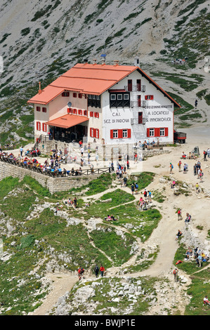 Die Berghütte Dreizinnenhütte / Rifugio Antonio Locatelli in der Nähe der Drei Zinnen / Tre Cime di Lavaredo, Dolomiten, Italien Stockfoto