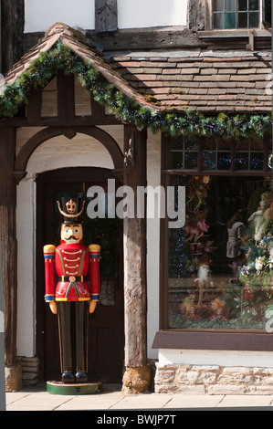 Ein Store Front in Stratford-upon-Avon Verkauf von Geburt und andere Weihnachtsartikel Stockfoto