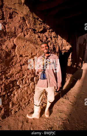 Ägyptische Jüngling mit Wasserpfeife, alte Stadt von Mut, Oase Dakhla, Ägypten Stockfoto