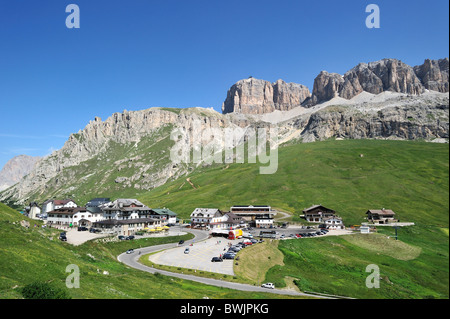 Hotels und Restaurants am Berg Passo Pordoi pass / Pordoi Pass in den Dolomiten, Italien Stockfoto