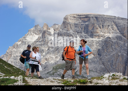 Bergwanderer, die Spaß in den Dolomiten im Sommer, Italien Stockfoto