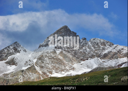 Blick über die Berge entlang der Passstrasse Passo di Gavia in den italienischen Alpen, Lombardei, Italien Stockfoto