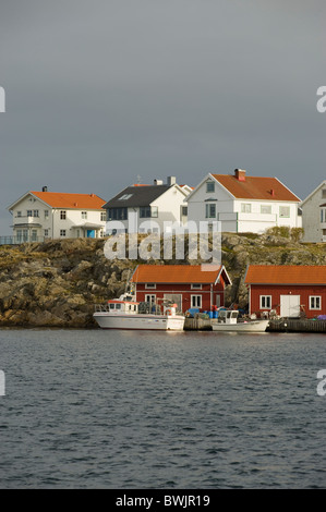 Häuser und Bootshäuser auf der Insel Kladesholmen, Schweden. Diese Insel ist auch bekannt als Insel der Hering. Stockfoto