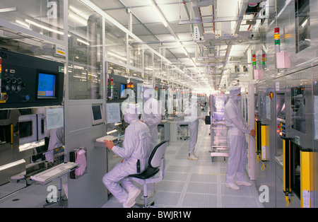 Europa, Deutschland, Sachsen, Dresden, Infineon Technologies, Arbeiter produzieren Mikroprozessoren in der Reinraumklasse 1 Stockfoto