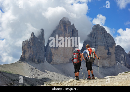 Paar Bergwanderer bewundern die erodierte Gipfel der Tre Cime di Lavaredo / Drei Zinnen, Dolomiten, Italien Stockfoto