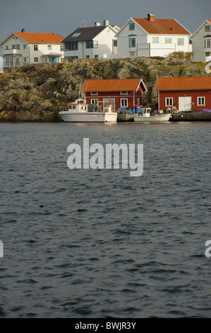 Häuser und Bootshäuser auf der Insel Kladesholmen, Schweden. Diese Insel ist auch bekannt als Insel der Hering. Stockfoto