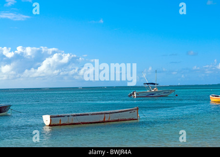 Boote vertäut am Strand vor dem Hotel Oberoi, Baie Aux Schildkrötenfarm, (Turtle Bay), Pointe Aux Piments, Mauritius Stockfoto