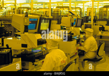 Europa, Deutschland, Sachsen, Dresden, Infineon Technologies, Arbeiter produzieren Mikroprozessoren in der Reinraumklasse 1 Stockfoto
