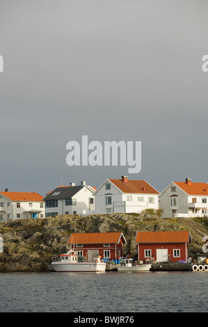 Häuser und Bootshäuser auf der Insel Kladesholmen, Schweden. Diese Insel ist auch bekannt als Insel der Hering. Stockfoto