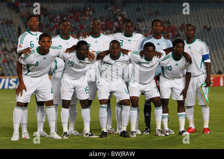 Die Startelf Nigeria reiht sich vor Beginn der 2009 FIFA U-20 WM Gruppe B Spiel gegen Tahiti (siehe Desc) Stockfoto