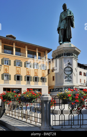 Statue des Malers Tizian / Tiziano Vecelli / Tiziano Vecellio in Pieve di Cadore, Dolomiten, Italien Stockfoto