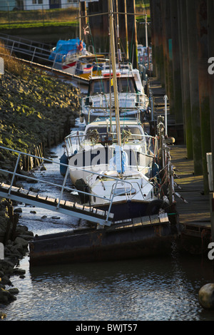 Stock Foto von motorisierten Booten vertäut im Hafen von Doel, Belgien Stockfoto