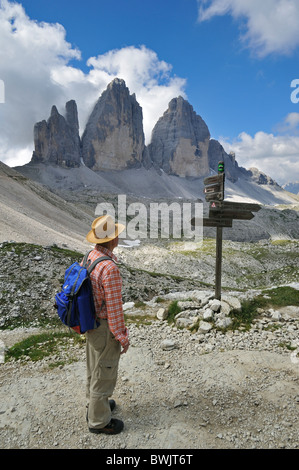 Ältere Berg Walker vor Wegweiser in der Nähe der erodierte Gipfel der Tre Cime di Lavaredo / Drei Zinnen, Dolomiten, Italien Stockfoto