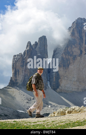 Ältere Berg Wanderer vor die erodierte Gipfel der Tre Cime di Lavaredo / Drei Zinnen, Dolomiten, Italien Stockfoto