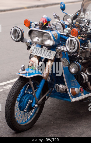 Eine ungewöhnliche individuelle Motorrad auf der Straße in Stratford-upon-Avon zu sehen. UK Stockfoto