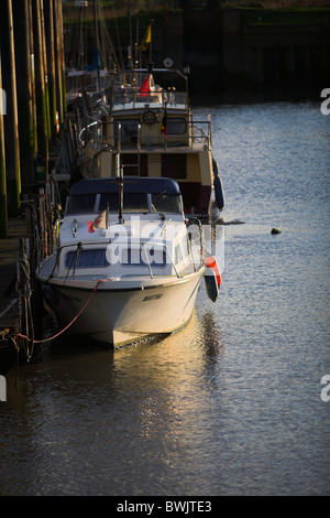 Stock Foto von motorisierten Booten vertäut im Hafen von Doel, Antwerpen, Belgien Stockfoto