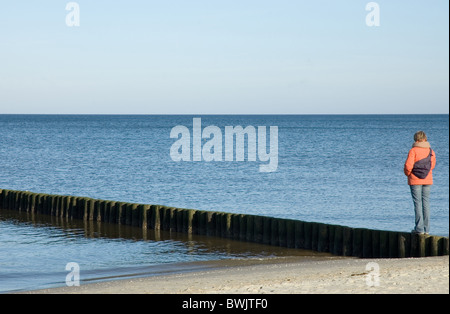 Eine Frau, die an der Ostsee, Zinnowitz, Deutschland Stockfoto