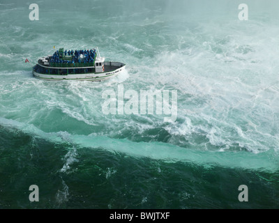 Menschen aus dem Nebel-Boot fahren nahenden Niagara Falls Hufeisen Rand Stockfoto