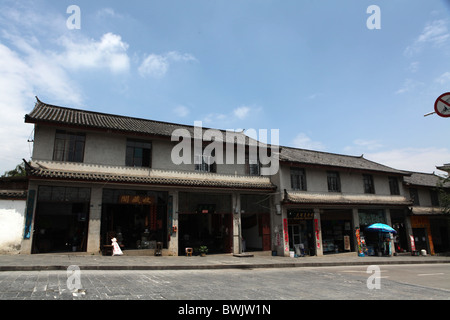 Alte traditionelle Läden und Wohnungen in alten ummauerten Stadt Dali, Provinz Yunnan, China. Stockfoto