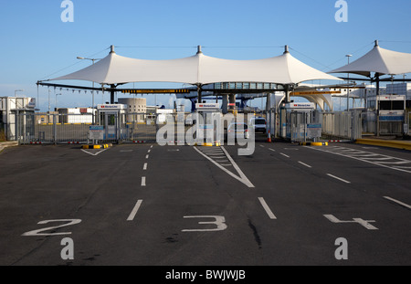 Auto laden Bahnen an die Stena Line Fähre terminal Dun Laoghaire Holyhead Route Dublin Irland Stockfoto