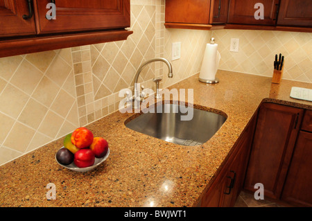 Edelstahl Waschbecken in einem umgebauten Küche mit einem Quarz-Zähler Stockfoto