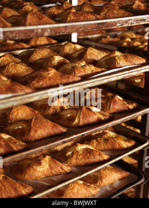 Frisch gebackenes Gebäck auf Backblechen in Bäckerei Stikkenwagen Stockfoto