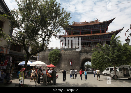 Blick auf das West-Tor von innerhalb der alten Stadt Dali, Provinz Yunnan, China Stockfoto