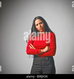 Junge Hispanic Frau weibliche Freizeitkleidung, Jeans, Körpersprache, Arme verschränkt Stockfoto