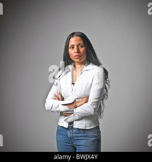 Junge Hispanic Frau weibliche Freizeitkleidung, Jeans, Körpersprache, Arme verschränkt Stockfoto