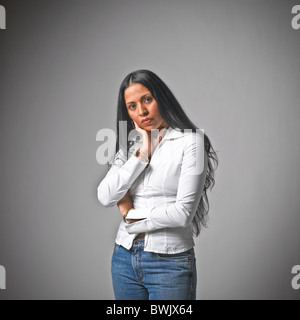 Junge Hispanic Frau weibliche Freizeitkleidung, Jeans, Körpersprache, Arme verschränkt Stockfoto