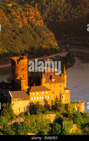 Europa, Deutschland, Rheinland-Pfalz, Sankt Goarshausen, Burg Katz am Rhein, Loreley-Felsen im Hintergrund Stockfoto