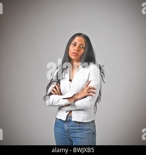 Junge Hispanic Frau weibliche Freizeitkleidung, Jeans, Körpersprache, Arme verschränkt Stockfoto