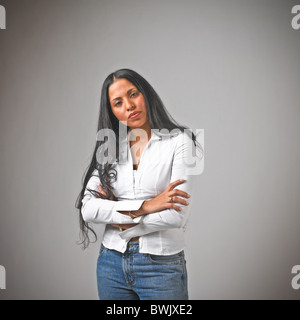 Junge Hispanic Frau weibliche Freizeitkleidung, Jeans, Körpersprache, Arme verschränkt Stockfoto