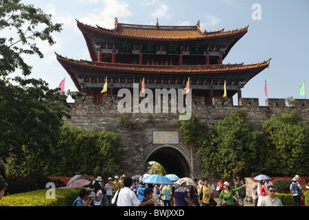 Touristen vor dem Osttor zu der antiken Stadt Dali, Provinz Yunnan, China. Stockfoto