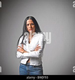 Junge Hispanic Frau weibliche Freizeitkleidung, Jeans, Körpersprache, Arme verschränkt Stockfoto