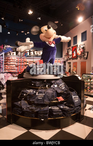 Menschen beim Einkaufen in der Disney Store, das Dorf, Disneyland Paris, Frankreich Stockfoto