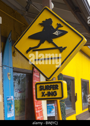 Surfer X-ING Schild Warnung vor einen Surfshop Surfer beim Überqueren der Straße an der North Shore, Insel Oahu, Hawaii Stockfoto