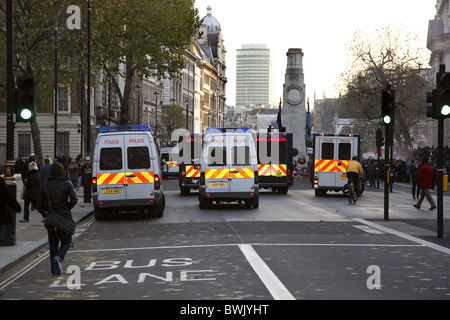 Polizeiwagen an Studentenprotesten gegen Studiengebühren. Stockfoto