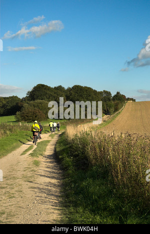 Radfahrer auf der South Downs Way Parham Post zwischen Washington und Amberley in West Sussex. Stockfoto