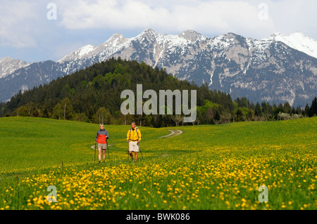 Paar, Wandern am See Gerold, in der Nähe von Klais, Upper Bavaria, Bayern, Deutschland, Europa Stockfoto