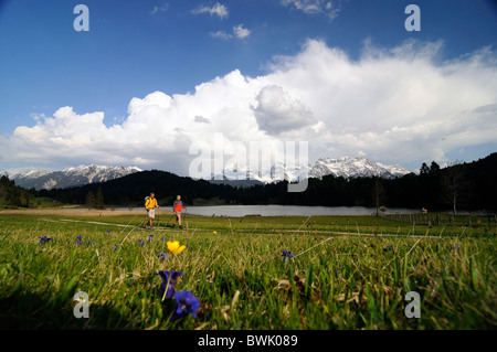 Paar, Wandern am See Gerold, in der Nähe von Klais, Upper Bavaria, Bayern, Deutschland, Europa Stockfoto