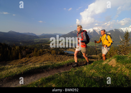 Paar, Wandern, Kranzberg, Blick auf das Karwendel, Mittenwald, Upper Bavaria, Bavaria, Germany, Europa Stockfoto